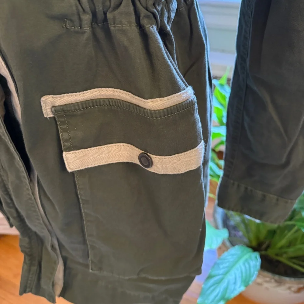 Cabi Military fatigue Anorak Style Zip up jacket. Green. Small.
